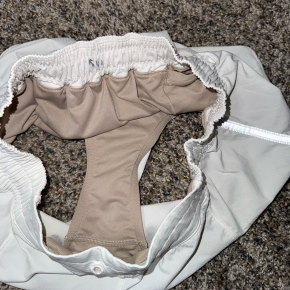 Lululemon hotty hot short size 6 - Picture 8 of 10